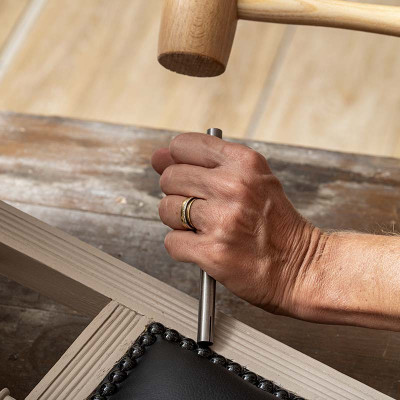 Support pratique en bois pour les marteaux dans l'atelier